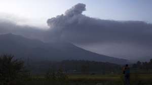 epaselect epa11011767 Mount Marapi spews volcanic materials up in the air during an eruption in Agam, West Sumatra, Indonesia, 05 December 2023. At least 22 hikers were found dead following the Marapi volcano eruption on 03 December 2023, according to the Indonesian rescue agency. Search operations for one missing hiker continue.  EPA/GIVO ALP