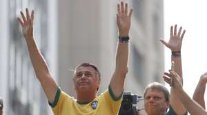 epa11592357 Former Brazilian president Jair Bolsonaro (L) greets supporters during a demonstration on Paulista Avenue in Sao Paulo, Brazil, 07 September 2024. Bolsonaro once again lashed out at the judiciary, calling the Supreme Court magistrate investigating him and tycoon Elon Musk in a trial for the massive dissemination of false news, a &#039;dictator&#039;. Supporters of Bolsonaro rallied in the heart of Sao Paulo to demand the dismissal of the Supreme Court judge who suspended the social network X, due to Elon Musk&#039;s continued contempt of court.  EPA/Sebastiao Moreira