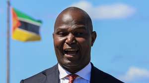 O candidato presidencial às eleições moçambicanas, Daniel Chapo, secretário-geral interino da Frente de Libertação de Moçambique (Frelimo, partido no poder) participa nas cerimónias do Dia da Paz, na Praça dos Heróis Moçambicanos, em Maputo, 04 de outubro de 2024. O país celebra neste dia 31 anos da assinatura do Acordo Geral de Paz de Roma, que pôs fim a 16 anos de guerra civil em Moçambique. JOSÉ COELHO/LUSA