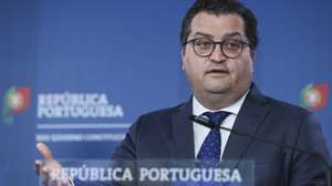 O ministro de Estado e das Finanças, Joaquim Miranda Sarmento, fala durante o briefing após reunião do Conselho de Ministros, no Campus XXI em Lisboa, 18 de julho de 2025. TIAGO PETINGA/LUSA