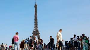 epa12292689 People walk on the Esplanade de Trocadero in front of the Eiffel Tower during a heatwave in Paris, France, 10 August 2025. France experiences high temperatures across the country.  EPA/MOHAMMED BADRA