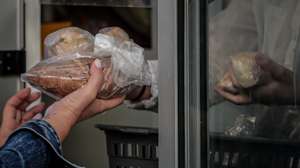 Pessoas carenciadas recebem refeições em instituições de apoio alimentar, um ano depois do inicio da crise pandemica da covid-19, em Faro, 17 de março de 2021. (ACOMPANHA TEXTO DA LUSA DO DIA 20 DE MARÇO DE 2021). LUÍS FORRA/LUSA