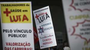 Profissionais de saúde manifestam-se na data em que se assinala o Dia Mundial da Saúde, organizada pelo Sindicato dos Enfermeiros Portugueses (SEP), Sindicato Nacional dos Técnicos Superiores de Saúde das Áreas de Diagnóstico e Terapêutica (STSS), Federação Nacional dos Médicos (FNAM), e Federação Nacional dos Sindicatos dos Trabalhadores em Funções Públicas e Sociais (FNSTFPS), para exigir o reforço e a valorização do Serviço Nacional de Saúde, em frente ao Ministério da Saúde, em Lisboa, 07 de abril de 2021. RODRIGO ANTUNES/LUSA
