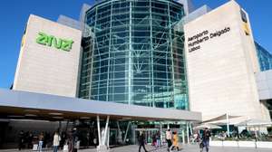 Passageiros à entrada do Aeroporto Humberto Delgado, Lisboa, 21 de janeiro de 2020. Elementos da PSP e da GNR realizam hoje protestos em simultâneo em Braga, Lisboa e Faro, numa ação convocada pelos sindicatos, enquanto o Movimento Zero (M0) inicia uma vigília nos aeroportos portugueses.  JOÃO RELVAS/LUSA