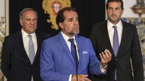 O presidente do PSD Madeira, Miguel Albuquerque (C), acompanhado pelo secretário-geral do partido, Hugo Soares (D), fala aos jornalistas após reunião com o Presidente da República, Marcelo Rebelo de Sousa (ausente na fotografia), nas audiências aos partidos políticos representados na Assembleia Legislativa da Região Autónoma da Madeira. Palácio de Belém em Lisboa, 21 de junho de 2023. MIGUEL A. LOPES/LUSA