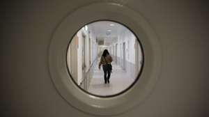Uma mulher no corredor do Hospital Beatriz Ângelo (HBA), um hospital público, pertencente à rede do Serviço Nacional de Saúde em regime de Parceria Público-Privada, começa a funcionar no dia 19 de janeiro de 2012, em Loures, 16 de janeiro de 2012. MARIO CRUZ/LUSA
