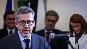 O presidente da Camera Municipal de Lisboa, Carlos Moedas, discursa durante a inauguração do centro de acolhimento para sem-abrigo da Santa Casa da Misericórdia de Lisboa (SCML) no Convento do Grilo, em Lisboa, 10 de Dezembro de 2024. RODRIGO ANTUNES/LUSA