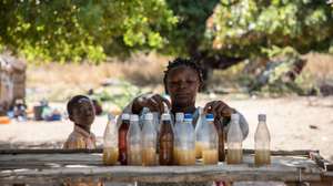 ESPECIAL PÚBLICO - Bertina Marcelina, 19 anos, vende bebidas caseiras à beira da estrada para juntar dinheiro e comprar comida em Pemba, Cabo Delgado, Moçambique, 21 de julho de 2020. Os ataques de grupos armados insurgentes intensificaram-se desde o início do ano e transformaram-se em ocupação de vilas que duraram mais que um dia. Em dois anos e meio de ataques (desde outubro de 2017) já morreram pelo menos mil pessoas, entre civis, rebeldes e militares moçambicanos. RICARDO FRANCO/LUSA