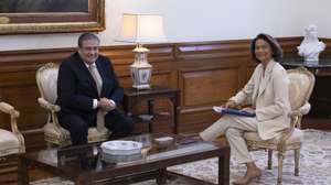 O ministro dos Assuntos Parlamentares, Carlos Abreu Amorim, conversa com a vice-presidente da Assembleia da República, Teresa Morais (D), após entregar o Programa do Governo, na Assembleia da República, em Lisboa, 14 de junho de 2025. JOSÉ SENA GOULÃO/LUSA