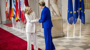 epa12420205 Denmark's Prime Minister Mette Frederiksen (R) welcomes Italian Prime Minister Giorgia Meloni at Christiansborg Castle in Copenhagen, Denmark, 01 October 2025, for an informal meeting of EU heads of state and government.  EPA/MADS CLAUS RASMUSSEN  DENMARK OUT