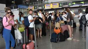 epa13166963 Travelers at Fontanarossa Airport in Catania, Italy, 13 August 2026. All flights arriving at and departing from Catania Airport have been suspended due to heavy ashfall caused by activity from Mount Etna volcano. No planes are currently departing from the Fontanarossa runway. According to Italy's National Institute of Geophysics and Volcanology (INGV), the latest eruptive sequence began at the Voragine crater on 06 August, and it has remained active since.  EPA/ORIETTA SCARDINO
