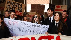 Estudantes da Universidade de Coimbra durante a manifestação contra a redução do tempo complementar de exame para alunos com necessidades educativas especiais, na Porta Férrea da Universidade de Coimbra, 22 de outubro de 2026. PAULO NOVAIS/LUSA
