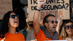 Trípulantes de cabine da  easyJe manifestam-se durante a greve no aeroporto Gago Coutinho em Faro, 30 de maio de 2023. Convocada pelo Sindicato Nacional do Pessoal de Voo da Aviação Civil (SNPVAC),  a greve prossegue nos dias 01 e 03 de junho. LUÍS FORRA/LUSA