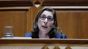 A ministra Adjunta e dos Assuntos Parlamentares, Ana Catarina Mendes, intervém na sua audição na Comissão de Orçamento e Finanças, conjunta com as comissões de Assuntos Constitucionais, Direitos, Liberdades e Garantias e de Cultura, Comunicação, Juventude e Desporto, de apreciação na especialidade do Orçamento do Estado (OE) 2024, na Assembleia da República, em Lisboa, 06 de novembro de 2023. ANTÓNIO PEDRO SANTOS/LUSA