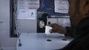 Um utente recebe a sua dose de metadona num copo numa das unidades móveis de distribuição de metadona no âmbito do programa de substituição de heroína por metadona, em Lisboa, 14 abril 2020. O tráfico de droga também foi vítima da pandemia da covid-19 e, num mês, o receio da escassez de heroína levou 150 novos utilizadores a recorrer às carrinhas de metadona em Lisboa. Agora, começam também a chegar alguns dos presos libertados. (ACOMPANHA TEXTO DO DIA 17 DE ABRIL DE 2020). ANDRÉ KOSTERS/LUSA