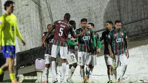 Os jogadores do Estrela da Amadora festejam o segundo golo contra o Arouca durante o jogo da I Liga de Futebol disputado no Estádio José Gomes, Amadora, 9 de dezembro de 2024.  MIGUEL A. LOPES/LUSA