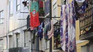 Comerciantes e residentes dizem que pouco mudou na Rua do Terreirinho, na Mouraria, em Lisboa, onde há um ano um incêndio num prédio fez duas vítimas mortais e 14 feridos, Lisboa, 29 de janeiro de 2024. “Mudou muito pouco”, constata o presidente da Junta de Freguesia de Santa Maria Maior, Miguel Coelho (ausente na fotografia), em conversa com a Lusa na Rua do Terreirinho, onde se destaca um alojamento local pintado de amarelo fresco. (ACOMPANHA TEXTO DE 01 DE FEVEREIRO DE 2024). ANTÓNIO COTRIM/LUSA