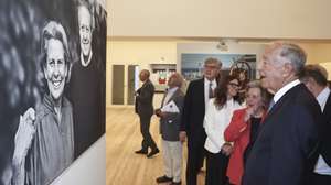 O Presidente da República, Marcelo Rebelo de Sousa, obeserva uma imagem do falecido Presidente da República, Mário Soares, acompanhado pela sua mulher Maria Barroso, durante a inauguração da exposição "Mário Soares: Um Homem Inteiro", realizada pela Comissão Organizadora do Centenário de Mário Soares e pela Universidade de Lisboa, no Centro de Exposições do Pavilhão de Portugal, em Lisboa, 18 de setembro de 2025. A exposição reúne 50 fotografias captadas ao longo de três décadas por Luís Vasconcelos e que revelam momentos marcantes, públicos e privados, de Mário Soares, mostrando as suas múltiplas facetas e expressões em lugares e circunstâncias diversas, durante o período revolucionário, na consolidação da democracia e, depois, como Presidente da República. ANTÓNIO COTRIM/LUSA