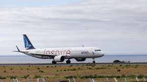 Aeronave Airbus A321LR da SATA Azores Airlines após descolar do aeroporto de Ponta Delgada, 03 de agosto de 2025. NUNO VEIGA/LUSA