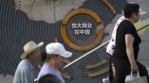 epaselect epa12297858 Pedestrians walk at Evergrande City Plaza in Beijing, China, 13 August 2025. China Evergrande Group, already in liquidation, will be delisted from the Hong Kong stock exchange starting from 25 August.  EPA/ANDRES MARTINEZ CASARES