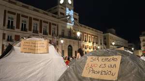 epa13265732 Messages on tents in Puerta del Sol at the end of the march that wound through the center of the capital to protest the eviction of an elderly woman who was forced to leave her rental home after living there for 70 years, and to demand effective measures to curb the housing crisis, in Madrid, Spain, 27 September 2026.  EPA/Mercedes Ortuño Lizarán