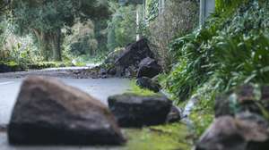 A estrada regional no troço próximo ao miradouro da freguesia do Raminho (concelho de Angra do Heroísmo), Açores, deverá manter-se encerrada "nos próximos dias por motivos de segurança", depois de uma derrocada, após o sismo registado esta manhã, Angra do Heroísmo, Terceira, Açores, 14 de janeiro de 2024. Numa nota hoje divulgada, o Serviço Regional de Proteção Civil e Bombeiros dos Açores (SRPCBA) refere que, na sequência do sismo que ocorreu pelas 07:19 locais (08:19 em Lisboa) de hoje com magnitude 4,5 na escala de Richter "foi registada uma derrocada na Estrada Regional, no troço próximo ao miradouro da freguesia do Raminho (concelho de Angra do Heroísmo), obstruindo a via com rochas e detritos". ANTÓNIO ARAÚJO/LUSA