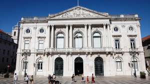 Turistas caminham em frente à Câmara Municipal de Lisboa, em Lisboa, 06 de agosto de 2024. Baixa. Turismo. Paços do Concelho. CML. ANTÓNIO PEDRO SANTOS/LUSA