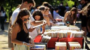 Visitantes da 12.ª edição da Feira do Livro do Porto nos jardins do Palácio de Cristal, Porto, 22 de agosto de 2025. Fundada em 1930, a Feira do Livro do Porto é desde 2016 organizada pela autarquia local. JOSÉ COELHO/LUSA