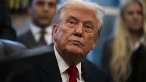 epa12517022 US President Donald Trump speaks to members of the media during a swearing in ceremony for Sergio Gor, the new US Ambassador to India, in the Oval Office at the White House in Washington, DC, USA, 10 November 2025.  EPA/GRAIG HUDSON / POOL