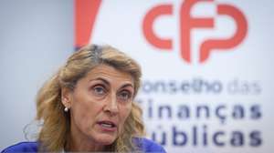 A presidente do Conselho das Finanças Públicas, Nazaré da Costa Cabral, intervém na conferência de imprensa sobre a publicação do relatório "Perspetivas Económicas e Orçamentais 2026-2030", em Lisboa, 15 de abril de 2026. ANTÓNIO PEDRO SANTOS/LUSA