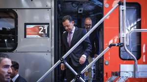 O primeiro-ministro, Luís Montenegro (C), acompanhado pelo ministro das Infraestruturas e Habitação de Portugal, Miguel Pinto Luz (D), durante a cerimónia de lançamento de nova oficina de manutenção de material circulante ferroviário/futura fábrica da Alstom, Porto, 30 de junho de 2026. JOSÉ COELHO/LUSA