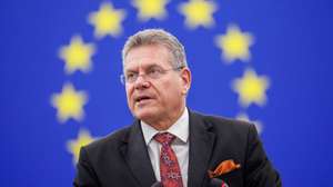 epa13284387 European Commissioner for Trade and Economic Security Maros Sefcovic speaks at the European Parliament session in Strasbourg, France, 06 October 2026.  EPA/OLIVIER MATTHYS