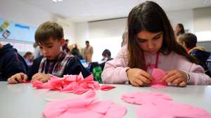Crianças do pré-escolar e até ao sexto ano de escolaridade estão a aprender numa aula da disciplina de Educação Tecnológica (ET), o segredo secular de transformar o papel em flores para que a tradição das Festas do Povo tenha o futuro assegurado, tradição reconhecida em 2021 pela Organização das Nações Unidas para a Educação, a Ciência e a Cultura (UNESCO) como Património Cultural Imaterial da Humanidade, no Centro Escolar Comendador Rui Nabeiro, em Campo Maior, 18 de janeiro de 2023. As Festas do Povo de Campo Maior, conhecidas por apresentarem dezenas de ruas, sobretudo no centro histórico, ‘engalanadas’ com milhares de flores de papel, feitas pela população de forma voluntária, realizaram-se pela última vez em 2015, mas o seu futuro parece assegurado graças ao “empenho” na aprendizagem dos mais novos. (ACOMPANHA TEXTO DA LUSA DO DIA 22 DE JANEIRO DE 2023). NUNO VEIGA/LUSA