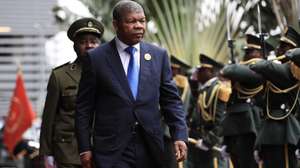 O Presidente de Angola, João Lourenço, passa revista às tropas em parada durante a sessão de abertura da 3.ª Bienal de Luanda - Fórum Pan-Africano para a Cultura de Paz e Não-Violência, sob o lema “Educação, Cultura de Paz e Cidadania Africana Como Ferramentas Para O Desenvolvimento Sustentável Do Continente”, em Luanda, Angola, 22 de novembro de 2023. O fórum reúne chefes de Estado e de Governo do continente e do mundo, jovens líderes, organizações internacionais, instituições financeiras, setor privado, sociedade civil, comunidades científicas, artísticas e desportivas, que abordam questões cruciais sobre o continente africano e procuram promover a prevenção da violência e fomentar a resolução pacífica de conflitos, incentivando o intercâmbio cultural em África e o diálogo Intrageracional. AMPE ROGÉRIO/LUSA