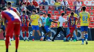 Um adepto invade o relvado durante o jogo da Primeira Liga de futebol entre o GD Chaves e o GD Estoril Praia, disputado no Estádio Municipal Eng.º Manuel Branco Teixeira, em Chaves, 21 de abril de 2024. PEDRO SARMENTO COSTA/LUSA