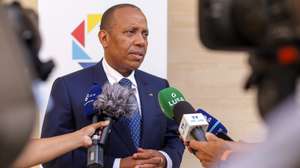 O primeiro-ministro de São Tomé e Príncipe, Patrice Trovoada, fala aos jornalistas após ter sido recebido pelo seu homólogo cabo-verdiano, Ulisses Correia e Silva, durante a  Conferência Internacional “Liberdade, Democracia e Boa Governança Um olhar a partir de Cabo Verde” realizada na Ilha do Sal, Cidade da Praia, 08 de abril de 2024. ELTON MONTEIRO/LUSA