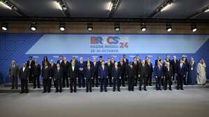 epa11679405 Russian President Vladimir Putin and participants in the outreach/BRICS Plus format meeting pose for a family photo during the BRICS summit in Kazan, Russia, 24 October 2024. The BRICS summit takes place from 22 to 24 October.  EPA/ALEXANDER NEMENOV / POOL
