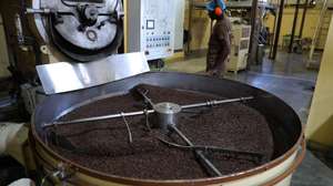 Funcionários embalam caixas de café nas instalações da Angonabeiro, em Luanda, Angola, 03 de abril de 2023. AMPE ROGÉRIO/LUSA