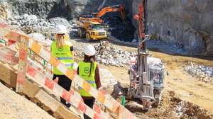 Vista do estaleiro de obra da construção da linha Rubi do Metro do Porto, na rotunda Engenheiro Edgar Cardoso, na zona da Arrábida, Vila Nova de Gaia, 10 de abril de 2025. (ACOMPANHA TEXTO DA LUSA DO DIA 13 DE ABRIL DE 2025). JOSÉ COELHO/LUSA