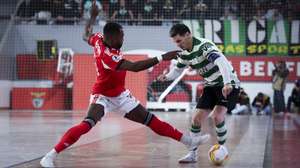 Benfica´s Arthur (L) in action with Sporting´s Merlim during the UEFA Futsal Champions League quarterfinal first leg match between Benfica and Sporting, at Luz Stadium, in Lisbon, Portugal, 23 February 2026. JOSE SENA GOULAO/LUSA
