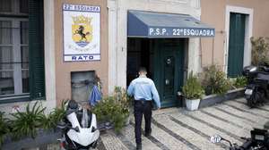 Pormenor da fachada da esquadra da Polícia de Segurança Pública (PSP) do Rato, em Lisboa, 07 de maio de 2026. Na terça-feira, o Ministério Público e a PSP realizaram 30 buscas, domiciliárias e em esquadras, tendo sido detidos 15 polícias e um civil, num inquérito que investiga a eventual prática de crimes como “tortura grave, violação, abuso de poder, ofensas à integridade física qualificadas”, segundo um comunicado sobre um inquérito tutelado pelo Departamento de Investigação e Ação Penal (DIAP) de Lisboa, relativo a factos ocorridos nas esquadras do Rato e do Bairro Alto. ANTÓNIO PEDRO SANTOS/LUSA
