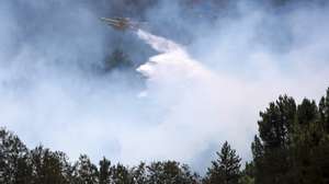 Um avião combate as chamas durante um incêndio no vale glaciar de Beijames, Covilhã, 9 de agosto de 2022. Este incêndio que deflagrou no sábado na localidade de Garrocho, no concelho da Covilhã (Castelo Branco), continua ativo e está a ser combatido por mais de 580 operacionais. MIGUEL PEREIRA DA SILVA/LUSA