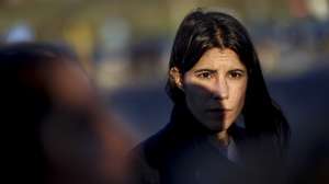 A coordenadora nacional do Bloco de Esquerda (BE), Mariana Mortágua, fala com os signatários da "Carta aberta dos profissionais de saúde da área materno-infantil de Lisboa e Vale do Tejo sobre a degradação dos cuidados de saúde da região”, junto ao Hospital Hospital Professor Doutor Fernando Fonseca, na Amadora, 19 de  dezembro de 2023. FILIPE AMORIM/LUSA