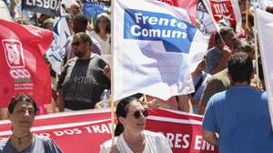 Dirigentes e delegados sindicais da Frente Comum de Sindicatos da Administração Pública participam num plenário para exigir ao Governo "a tomada de medidas para responder, de forma positiva, às exigências que constam da Proposta Reivindicativa Comum para 2024, da qual se destaca o aumento imediato de todos os salários, a valorização de todas as carreiras e profissões e o reforço dos serviços públicos, frente à residência oficial do primeiro-ministro, em Lisboa, 02 de julho de 2024. MANUEL DE ALMEIDA/LUSA