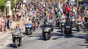Participantes durante o desfile de encerramento da 42ª Concentração Motard de Faro 2024, 21 de julho de 2024. LUÍS BRANCA/LUSA