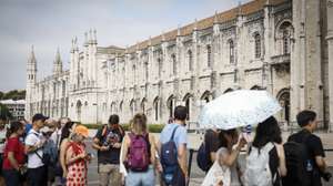 Turistas aguardam pela entrada na Igreja do Mosteiro dos Jerónimos, em virtude da greve de trabalhadores dos museus e monumentos nacionais, em Lisboa, 15 de agosto de 2025. Convocada pela Federação Nacional dos Sindicatos dos Trabalhadores em Funções Públicas e Sociais, o protesto visa exigir a "justa compensação" do trabalho prestado em dias feriados e também do trabalho suplementar. ANTÓNIO PEDRO SANTOS/LUSA