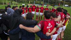 Jogadores e equipa técnica da seleção de Portugal de râguebi reunidos no final do jogo de atribuição do 3.º lugar do Campeonato da Europa entre Portugal e a Roménia, disputado no estádio do Jamor, Oeiras, Lisboa, 16 de março de 2025. Portugal perdeu o jogo contra a Roménia por 7-21. JOSÉ SENA GOULÃO/LUSA