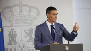 epa13284703 Spanish Prime Minister Pedro Sanchez announces the government's reapproval of two housing decree-laws during a press conference following a Cabinet meeting at Moncloa Palace in Madrid, Spain, 06 October 2026. The measures, previously rejected by Congress, are to be submitted to the Permanent Deputation following the dissolution of parliament, while the 23 September eviction of 87-year-old Maricarmen Abascal from her Madrid home after about 70 years sparked housing protests across Spain.  EPA/JAVIER LIZON