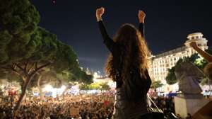 Dezenas de jovens marcam presença na Praça D. João I durante a nova assembleia popular marcada pelo movimento pela habitação para definir as medidas a tomar depois da carga policial registada de madrugada, Porto, 15 de outubro de 2026. RITA FRANÇA/LUSA