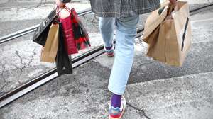 Um homem transporta as suas compras de Natal antes do recolher obrigatório do estado de emergência, no âmbito das medidas de contenção da covid-19, em Lisboa, 19 de dezembro de 2020. No fim-de-semana os estabelecimentos comerciais apenas podem funcionar entre as 08:00 e as 13:00 nos concelhos classificados como de risco “extremamente elevado” e “muito elevado”, medida imposta pelo estado de emergência que estará em vigor até às 23:59 de 23 de dezembro. ANTÓNIO PEDRO SANTOS/LUSA